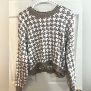 Hollister tan and white sweater